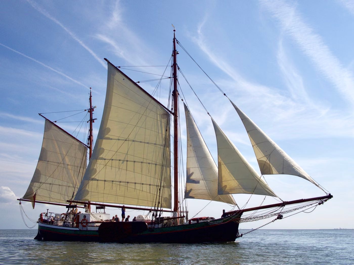 Die Windsbraut mit allen fünf Segeln, von der Seite gesehen